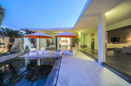 カーサ プリヤ ペティテンゲットヴィラ　～Casa Priya Petitenget Villa～